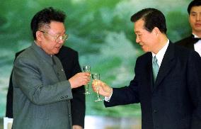 Kim Jong Il, Kim Dae Jung share a toast at dinner